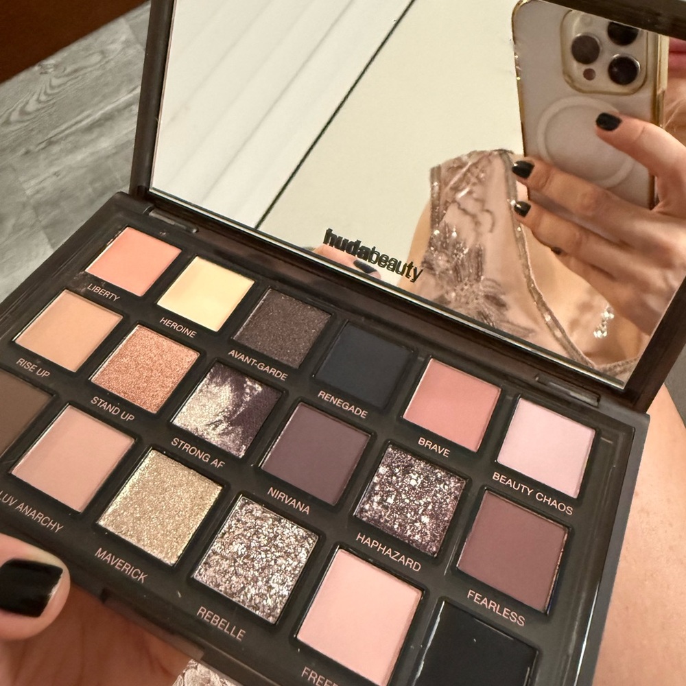 Huda Beauty Pretty Grunge eyeshadow palette